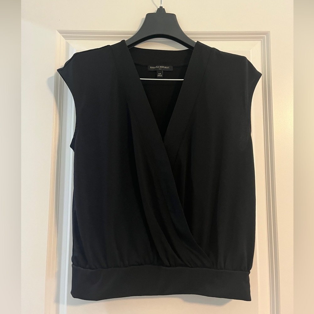 Banana Republic size XS black top - hook and eye closure